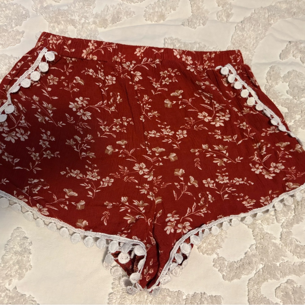Sadie & Sage Red Floral Women's Shorts